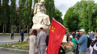Berlin: Ca. 20.000 Menschen ehren Rote Armee am sowjetischen Ehrenmal