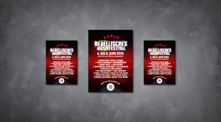 Mit dem Festivalflyer und dem Rote Fahne Magazin im Studentenwohnheim