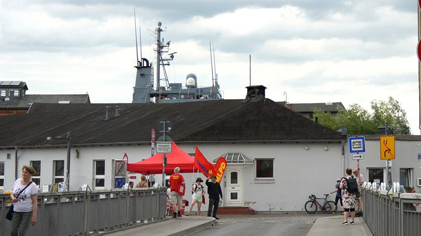 Bundeswehrtag zwischen Technikbegeisterung und Ablehnung der Militarisierung