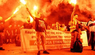 Großer Sieg der Arbeiter- und der Friedensbewegung