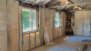 Aus Lagerhalle wird Versammlungshalle – Schritt für Schritt