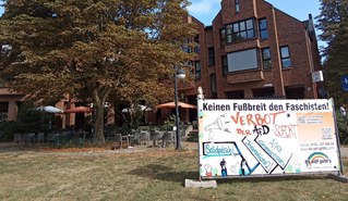 Eine Plakatwand, ein Eisgeschäft und die AfD