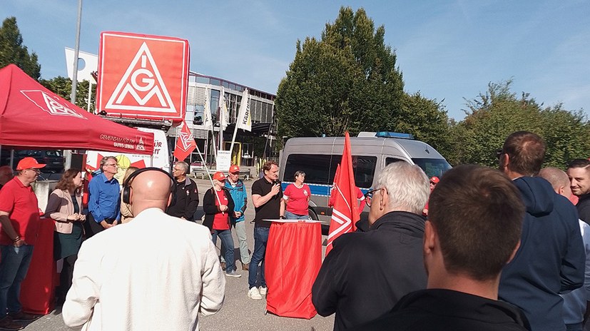 Protestkundgebung gegen die Entlassung von 200 Beschäftigten bei Porsche-Tochter