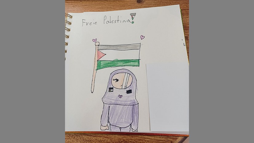 Mit einem Rotfuchs-Mädchen in der Ausstellung „Hearts of Gaza“