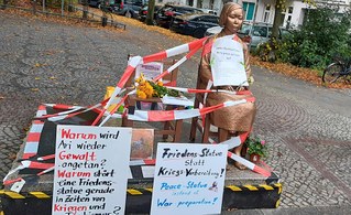 Friedensstatue gewaltsam entfernt und ins Unbekannte abtransportiert!