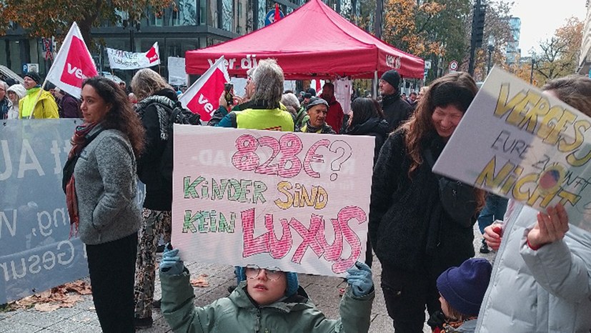 Demozug durch Stuttgart: 2000 Menschen protestieren gegen Kürzungen in den Kommunen