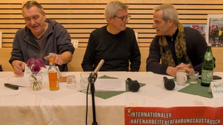 Arbeiter lernen von einander, wie man kämpft