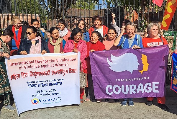 In Kathmandu auf der Straße zum Internationalen Tag für die Beseitigung der Gewalt an Frauen