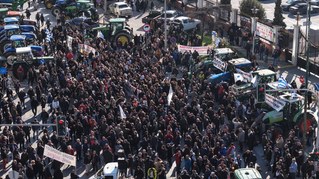Bauern setzen ihre Proteste unvermindert fort - Staatsapparat aggressiv