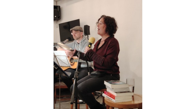 Krimi-Lesung „Wupperschatten“: Gekonnter Spannungsbogen und „Die Moorsoldaten“ mitgesungen