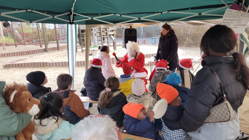 Nikolausfeier: Den Regen beseite geschoben