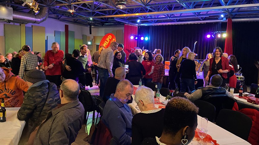 Ausgelassene Silvesterfeier in der Horster Mitte in Gelsenkirchen