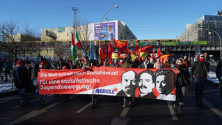 Trotz Schnee und Kälte: Mehr als Zehntausend für den Sozialismus auf der Straße