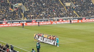 Alle zusammen gegen die Faschisten in vollen Zügen