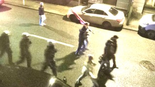 Polizei hofiert nächtlichen Faschisten-Umzug