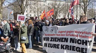 Schulstreik gegen Wehrpflicht: 50.000 Jugendliche in 150 Städten auf den Straßen!