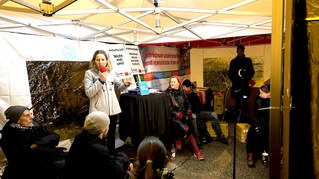 Das macht uns keiner nach: Kulturvolle Buchlesung auf dem Gehweg vor dem "Haus der Demokratie"