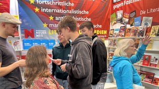 Entwickelt sich zum Publikumsmagneten: Stand des Verlag Neuer Weg auf der Leipziger Buchmesse