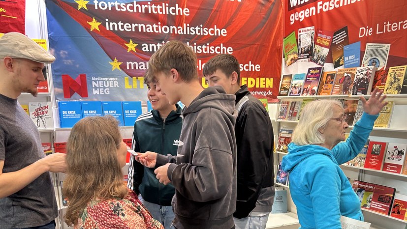 Entwickelt sich zum Publikumsmagneten: Stand des Verlag Neuer Weg auf der Leipziger Buchmesse