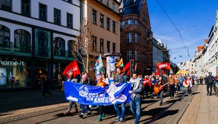 250 Teilnehmerinnen und Teilnehmer beim kämpferischen Ostermarsch