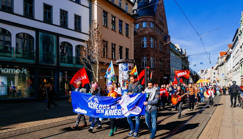 250 Teilnehmerinnen und Teilnehmer beim kämpferischen Ostermarsch