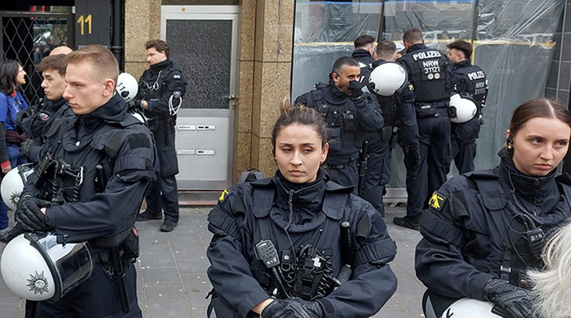 Kämpferischer Ostermarsch setzt sich gegen Angriffe durch