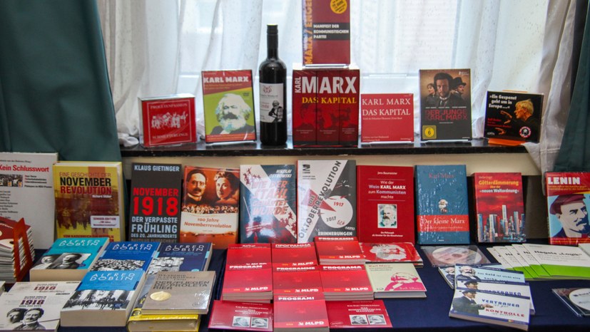 People-to-People-Stände gegen die akute Weltkriegsgefahr und faschistische Gefahr