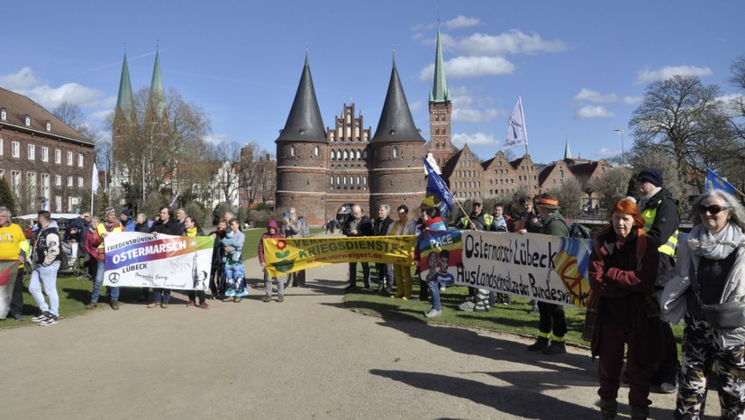 Knapp 300 friedensbewegte Menschen in Lübeck