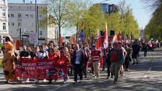 1. Mai mit kämpferischer Jugenddemonstration