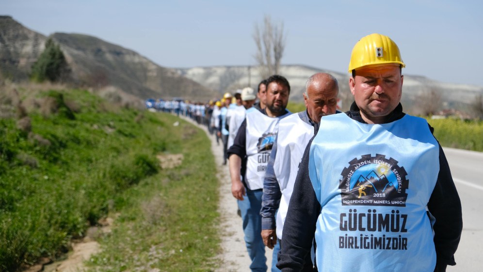 Bergleute marschieren in Beypazarı/Türkei Richtung Ankara