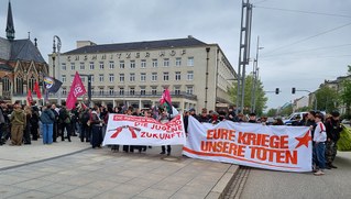 Am 8. Mai schallte es durch die Straßen: Die Reichen wollen Krieg, die Jugend eine Zukunft!