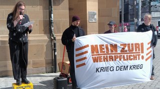 Kleine Aktion gegen Wehrpflicht auf dem Kiliansplatz