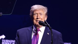 Trump dreht sich weiter jubelnd im Kreis