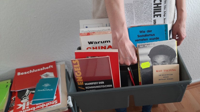 Modernes Antiquariat am Stand der Mediengruppe Neuer Weg
