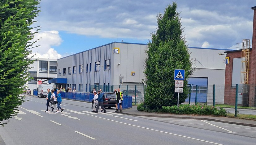 Besuch zum Schichtwechsel bei Hella/Forvia: "Mit Demokratie hat das nicht die Bohne zu tun!"