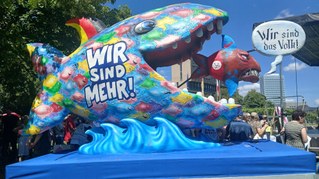 Ca. 120.000 Unterschriften für AfD-Verbot übergeben