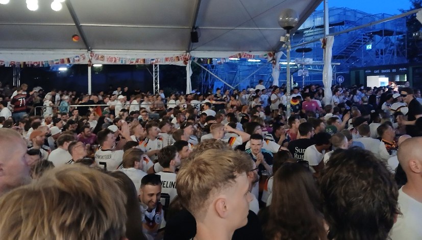 Große Freude beim Public Viewing in Stuttgart