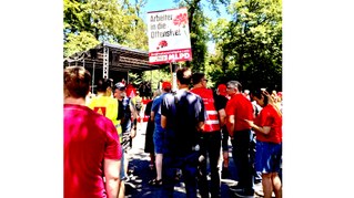 „Mitbestimmung durch Streik“ kam gut an, beim Autokorso der IG Metall durch Stuttgart