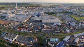 Vor dem Tor von Škoda in Mladá Boleslav