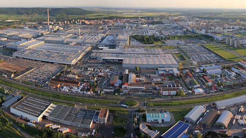 Vor dem Tor von Škoda in Mladá Boleslav