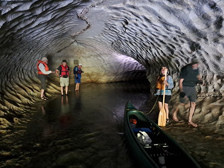 260722 Dordogne fließt in Höhle