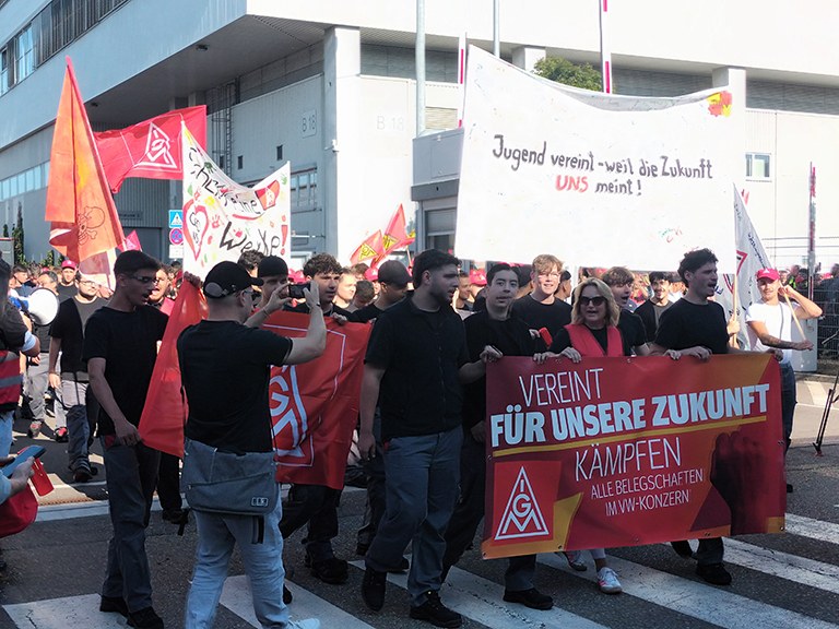 260731 Jugendliche bei Audi-Kundgebung