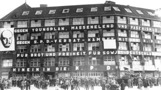 Berlin: Ein Volksbad vor der Volksbühne