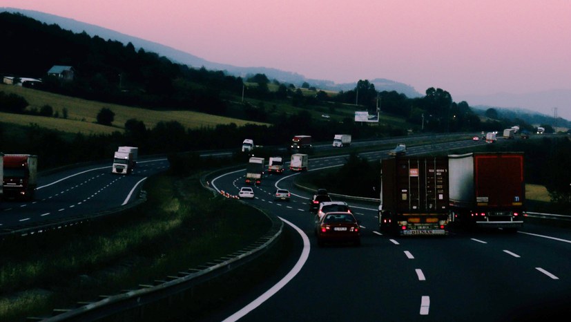 Regierung will Transport von den Flüssen auf Schiene und Verkehr umlegen