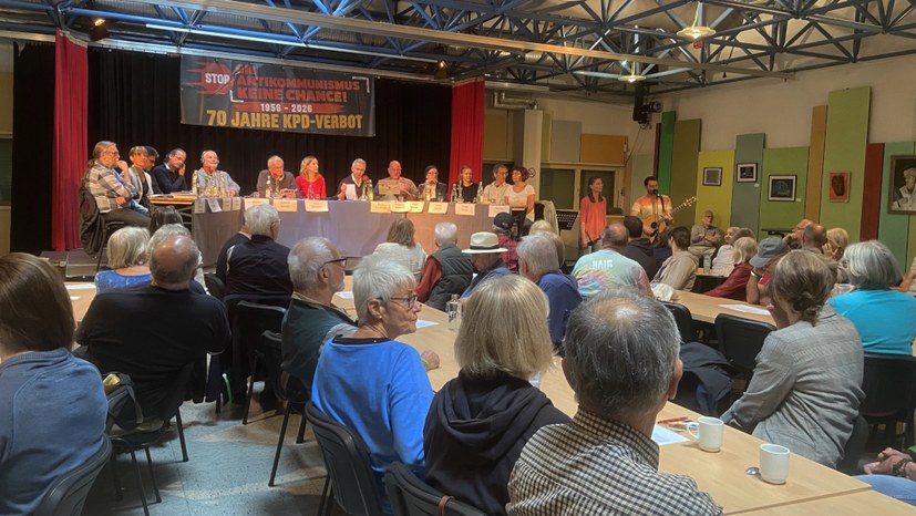 Podiumsdiskusssuion mit 180 Teilnehmerinnen und Teilnehmern