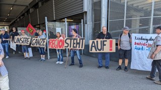 Widerstandskomitee begrüßt Arbeiter nach den Werksferien