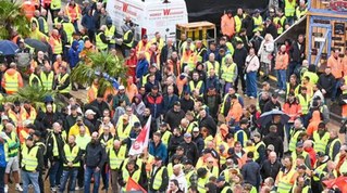 1000 Hafenarbeiter auf der Straße