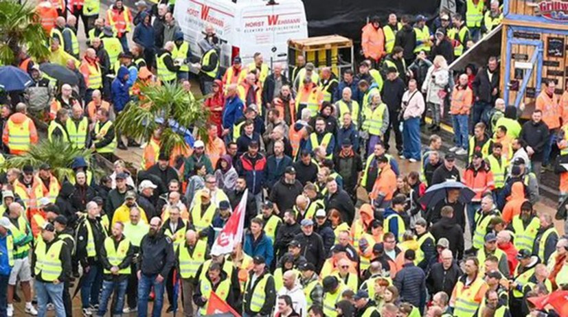 1000 Hafenarbeiter auf der Straße