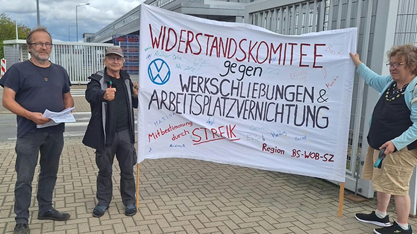 Mit dem Vorwärtsgang-Extra vor Betriebstoren von VW