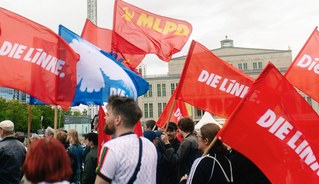 Hunderte gegen Raketenfabrik auf der Straße